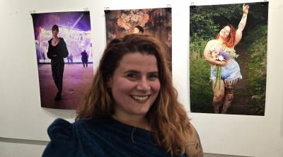 Gaëlle devant une de ses photos